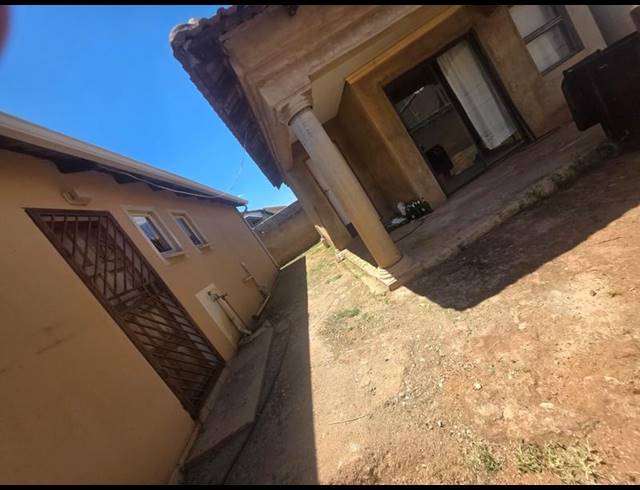 2 BEDROOM HOUSE FOR SALE IN PROTEA GLEN